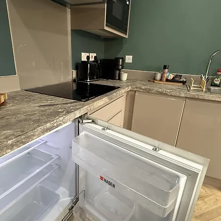 Athena Ls1 Free Secure Parking! * Leeds (West Yorkshire)